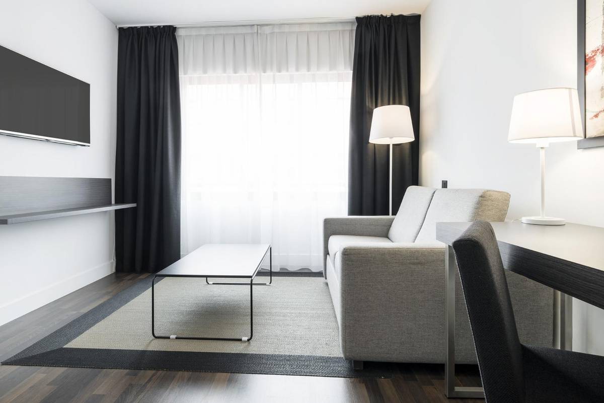 Habitación ilunion suites madrid Hotel ILUNION Suites Madrid