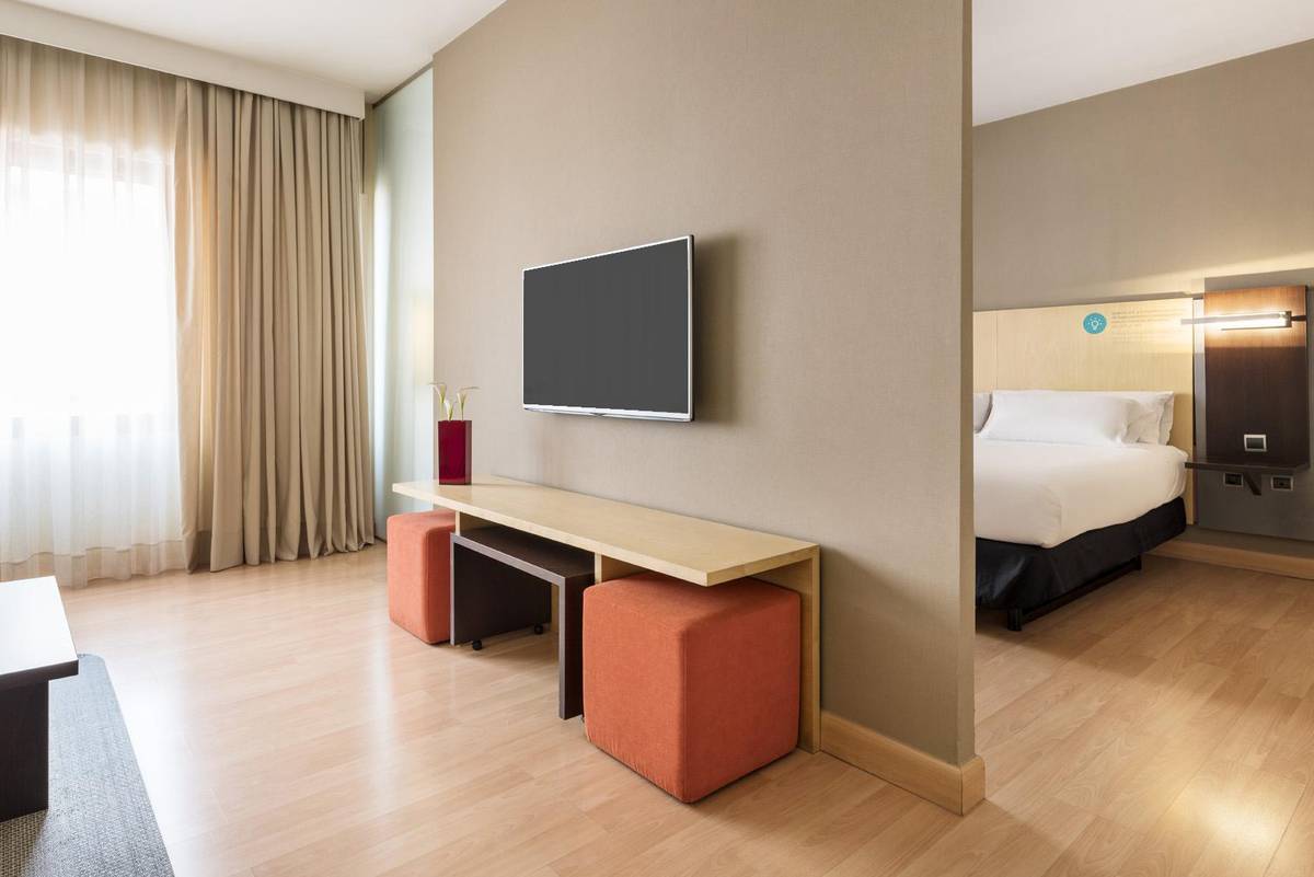 Habitación premium ilunion suites madrid Hotel ILUNION Suites Madrid