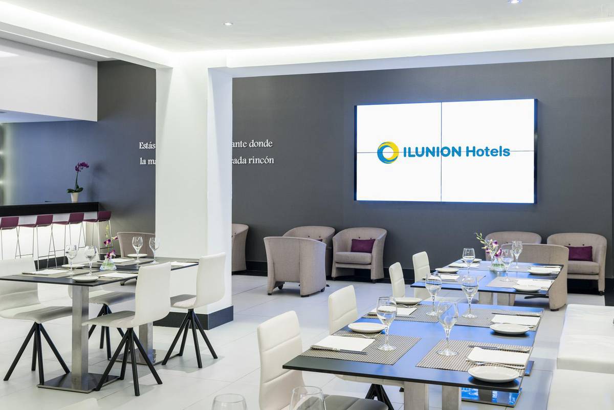 Restaurante-hall ilunion suites madrid Hotel ILUNION Suites Madrid